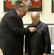 Николай Жариков вручает награду Льву Дьчяконицыну