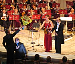 Domrist Vera Makhan in Tchaikovsky Hall with Ossipov's orchestra . At the right-N. Kalinin
